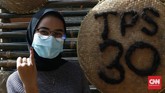 FOTO: Pilkada Depok dan Protokol Kesehatan di TPS Protokol kesehatan diterapkan di TPS saat Pilkada serentak, termasuk di Kota Depok, Jawa Barat.