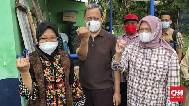 Wali Kota Surabaya yang juga Ketua DPP PDIP Tri Rismaharini menggunakan hak pilih pilkada Surabaya di TPS 01, Taman Pondok Indah, Wiyung.