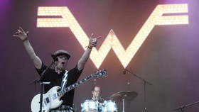 Viral Weezer Nyanyikan Anak Sekolah Milik Chrisye