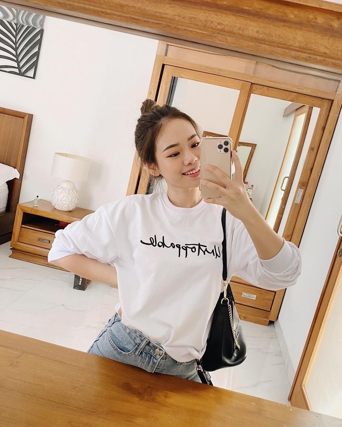 Momen influencer pindah ke Bali yang satu ini pun diabadikan lewat vlog yang diunggahnya di Youtube. Mulai dari proses packing saat berada di Batam, sampai bongkar packing di Bali. Lewat vlog yang dibagikan Monita Lin kamu bisa mengintip potret rumah barunya yang ada di Bali lho (Foto: www.instagram.com/molita_lin).