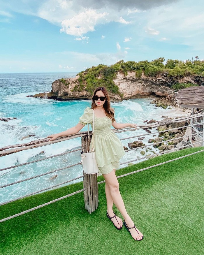 Keputusan influencer pindah ke Bali yang satu ini sempat diutarakan lewat Q&A yang ada di channel Youtube-nya. Molita Lin mengaku dirinya dan suami bisa mengembangkan karir mereka di Bali. Konten yang lebih beragam bisa mereka dapatkan saat berada di Pulau Dewata ini, Ladies. Mulai dari budaya, hotel, cafe, hingga tempat wisata (Foto: www.instagram.com/molita_lin).