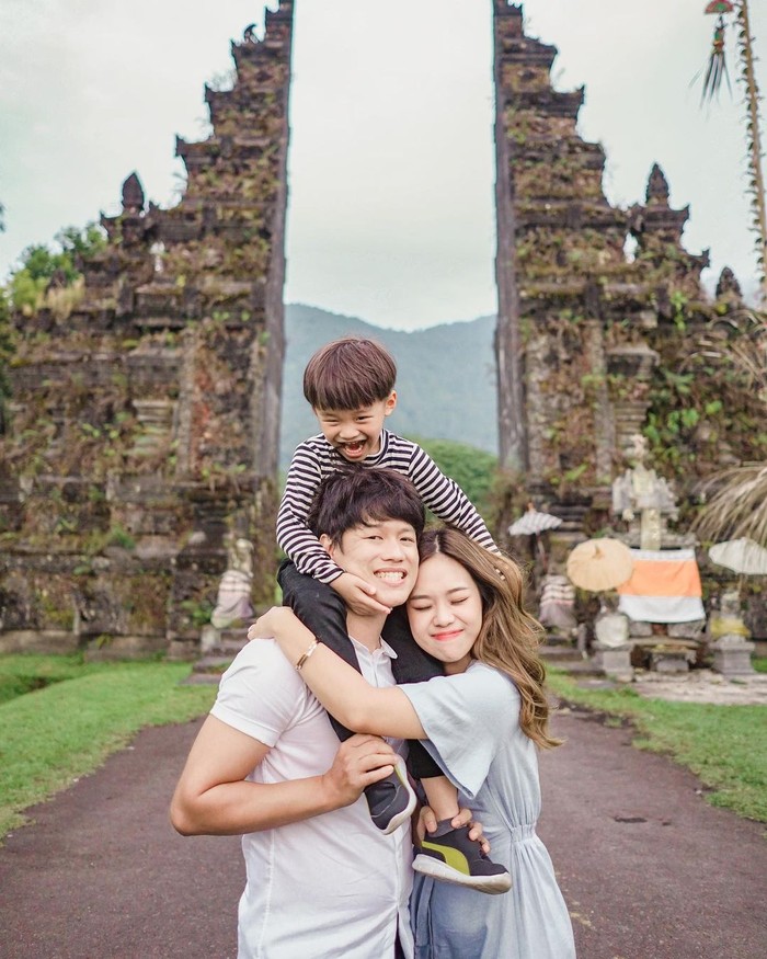 Selain itu ada juga faktor kedua yang membuat influencer pindah ke Bali yang satu ini memilih meninggalkan Batam, Ladies. Mertua Monita Lin yang sakit stroke menemukan dokter yang tepat saat berada di Bali. Hal ini lantaran dokter yang berada di Batam merasa angkat tangan dengan kondisi yang dialami mertuanya. Inilah yang menyebabkan Monita Lin dan keluarga mempercepat kepindahannya ke Bali (Foto: www.instagram.com/molita_lin).