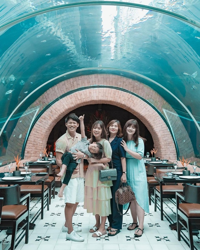 Enggak hanya bersama keluarga kecilnya, influencer pindah ke Bali yang satu ini juga mengajak keluarga besarnya lho. Awalnya Monita Lin sekeluarga akan pindah ke Bali tahun depan. Tapi karena alasan yang disebutkan sebelumnya, Monita Lin pun mempercepat kepindahannya ke Bali bersama keluarga besarnya (Foto: www.instagram.com/molita_lin).