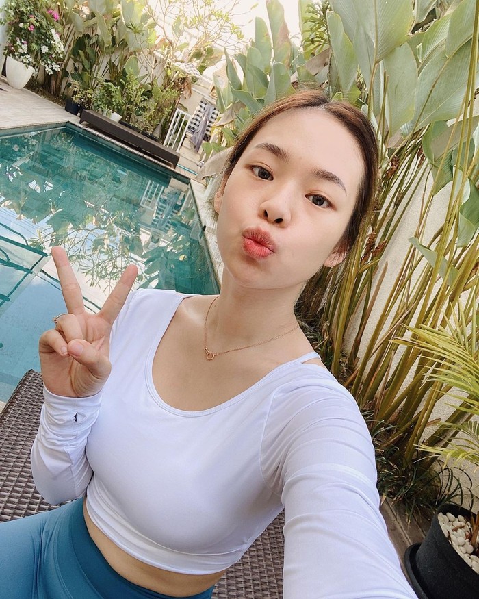 Momen aktivitas keseharian Monita Lin saat berada di Bali pun enggak ketinggalan buat dibagikan di Instagramnya, Ladies. Seperti saat momen dirinya berolahraga. Berada dipinggir kolam renang dengan tanaman hijau di sekitarnya membuat kegiatan olahraga influencer cantik ini serasa sangat nyaman ya (Foto: www.instagram.com/molita_lin).
