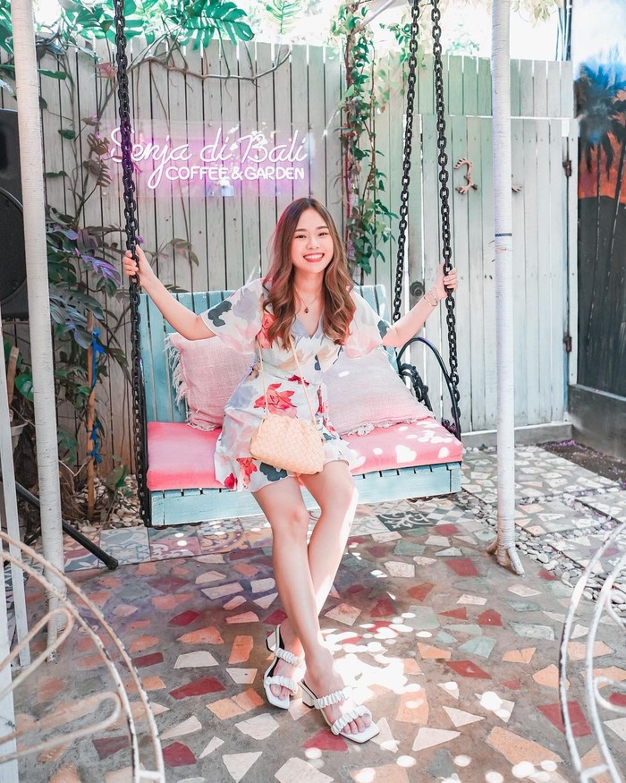 Berada di Bali membuat Monita Lin bak everyday holiday lho. Ini dibuktikan dari sosoknya yang sering banget menghabiskan waktu untuk jalan-jalan mengeksplorasi berbagai tempat menarik yang ada di kota tempat tinggal barunya ini (Foto: www.instagram.com/molita_lin).