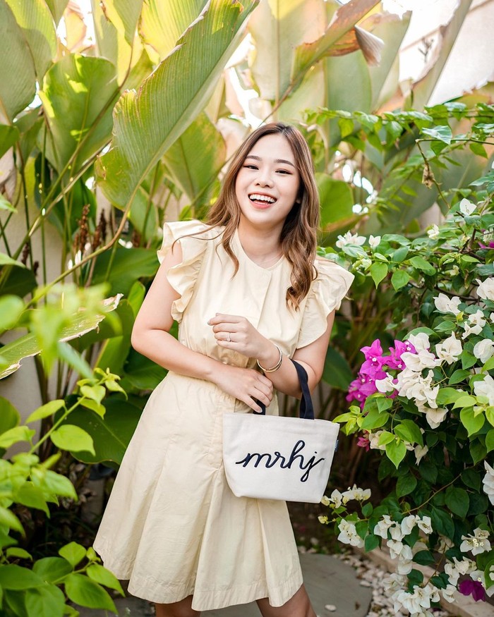 Seperti yang diutarakan Monita Lin, keputusan mengembangkan karir influencer pindah ke Bali yang satu ini terealisasi dengan hadirnya berbagai konten fresh dan makin menarik, Ladies. Seperti saat mempromosikan produk yang di endorse, influencer cantik ini memilih spot-spot foto yang terlihat berwarna dan lebih menyatu dengan alam (Foto: www.instagram.com/molita_lin).