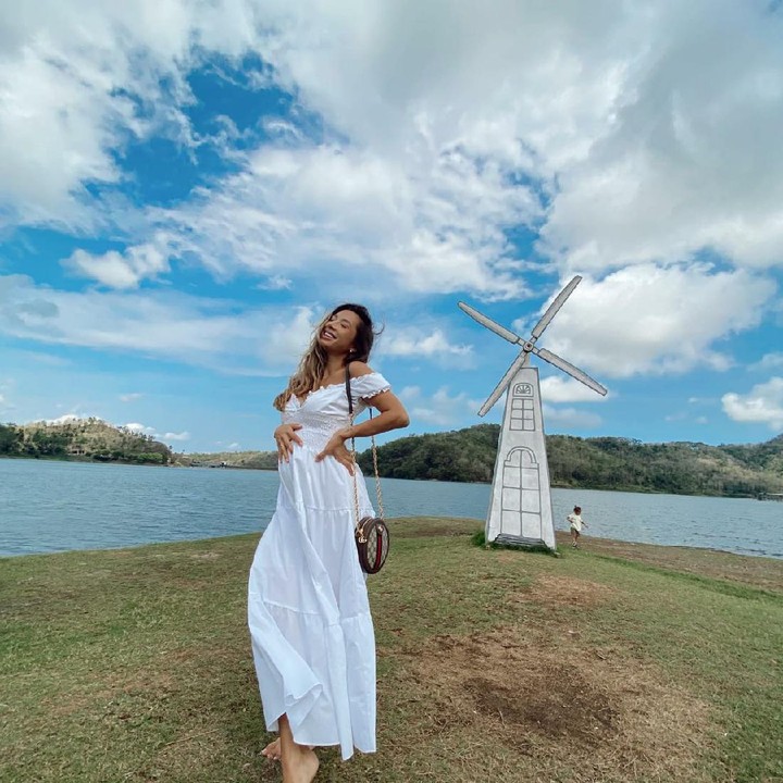 <p>Jennifer Bachdim juga masih sempat jalan-jalan lho. Salah satunya ke Waduk Sermo nih, Bunda. (Foto: Instagram @jenniferbachdim)</p>