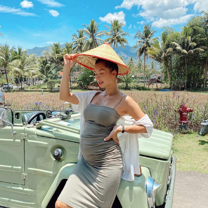 <p>Di usia kandungan 19 minggu, Jennifer Bachdim juga menyempatkan liburan ke Magelang. Tetap fashionable ya, Bunda. (Foto: Instagram @jenniferbachdim)</p>