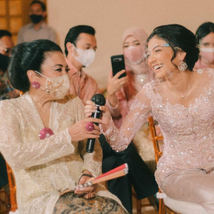 <p>Acara lamarannya berlangsung pada bulan September, tepatnya tanggal 18, Bunda. Keduanya kompak mengenakan busana yang bernuansa rosegold. (Foto: Instagram/cantitachril)</p>