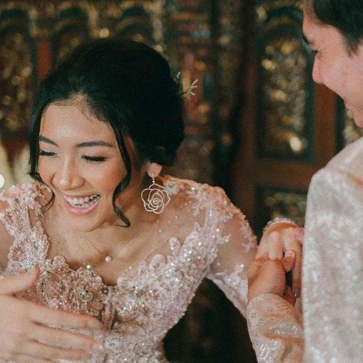<p>Melihat kondisi pandemi, acara lamaran berlangsung sederhana, hanya dihadiri kedua keluarga besar dari Adipati Dolken dan Canti Tachril. (Foto: Instagram @adipatidolken)</p>