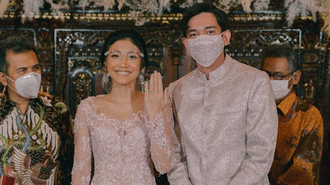 6 Potret Lamaran Adipati Dolken And Canti Tachril Siap Nikah Minggu