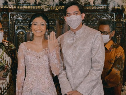 6 Potret Lamaran Adipati Dolken & Canti Tachril, Siap Nikah Minggu Depan
