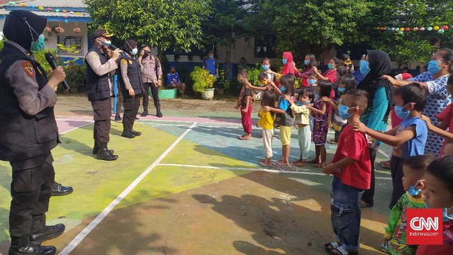 Hujan deras pada Jumat (4/12) membuat 7.872 rumah tersebar di 11 kecamatan dan 19 kelurahan di Kota Medan terendam banjir, ribuan warga mengungsi.