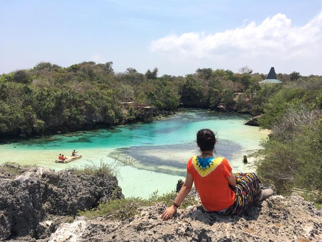 Sinopsis Novel Perempuan Yang Menangis Kepada Bulan Hitam