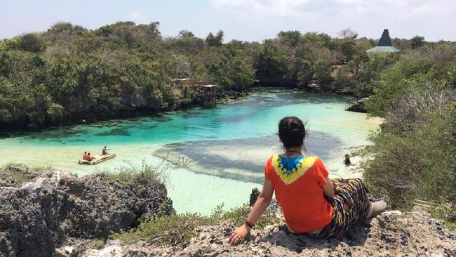 Novel ini bercerita tentang adat kawin culik atau kawin tangkap di Sumba berdasarkan cerita para penyintas kawin tangkap.