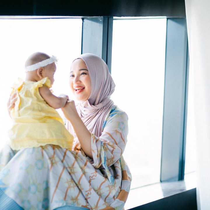 <p>Chacha Frederica kini disibukkan dengan peran barunya sebagai ibu. Bulan April lalu, Chacha dikaruniai anak perempuan bernama Cassia Shakir Ganinduto. (Foto: Instagram @chafrederica)</p>