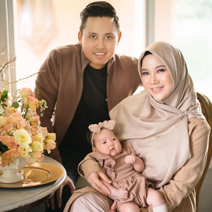 <p>Chacha dan suaminya, Dico Ganindito, kompak mengurus sang buah hati. (Foto: Instagram @dicoganinduto)</p>