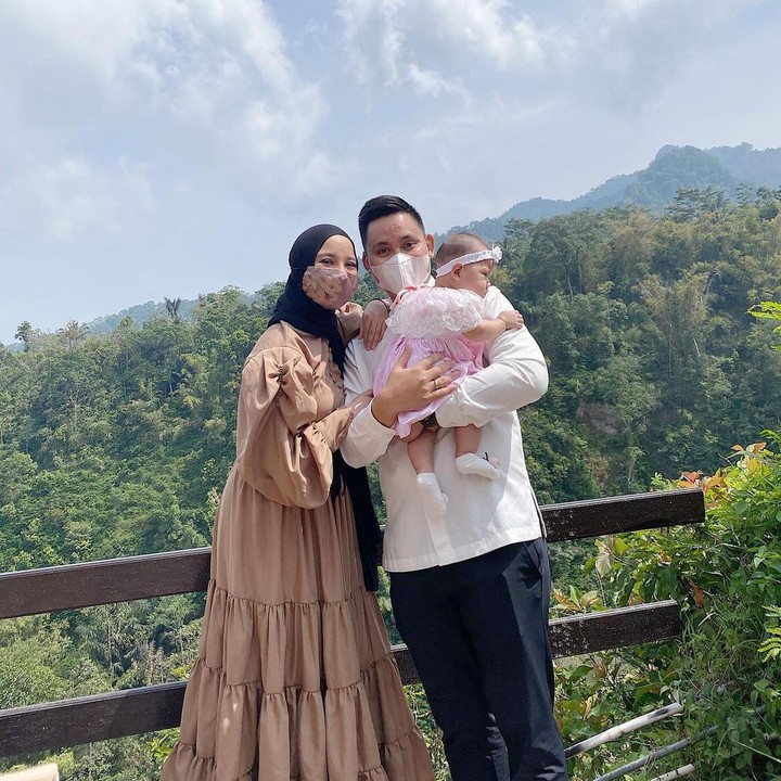 <p>Chacha bersama suami mulai banyak menghabiskan waktu di Kendal, Jawa Tengah. Keduanya juga memboyong sang putri, Bunda. (Foto: Instagram @chafrederica)</p>