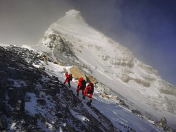 Kenapa Ratusan Jasad Pendaki Gunung Everest Tidak Dibawa Turun?