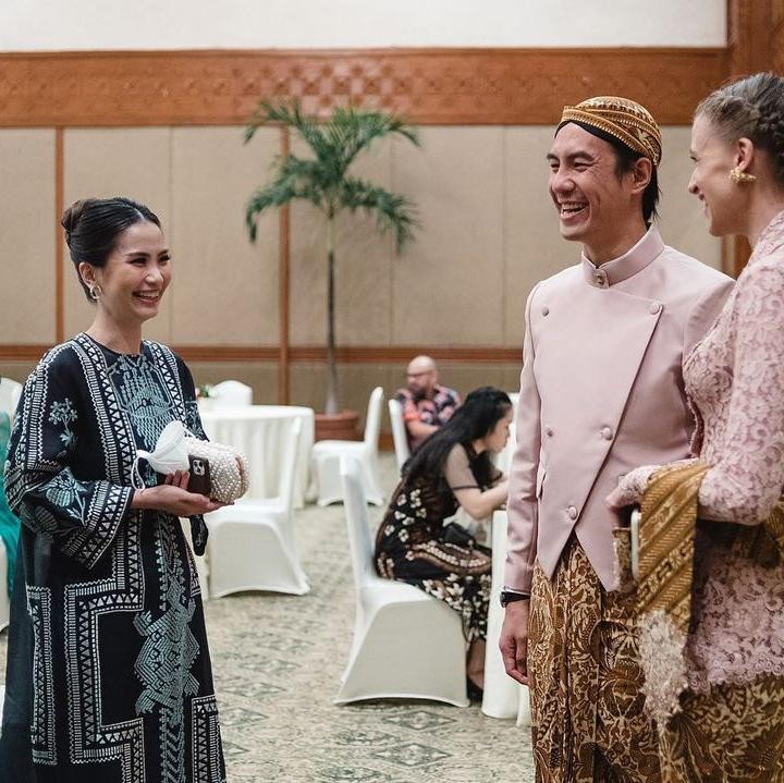 <p>Busana adat Jawa yang dikenakan Daniel dan Viola merupakan desain dari Anne Avantie. (Foto: Instagram @vjdaniel)</p>