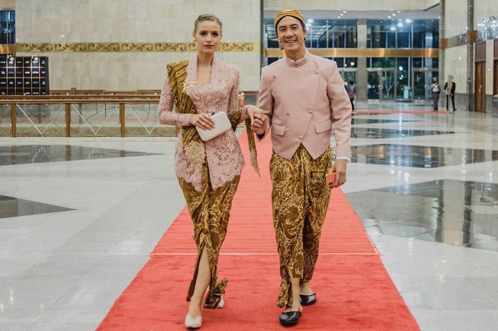 6 Potret Istri Bule VJ Daniel Pakai Kebaya, Cantik dan Anggun Bun - Foto 4