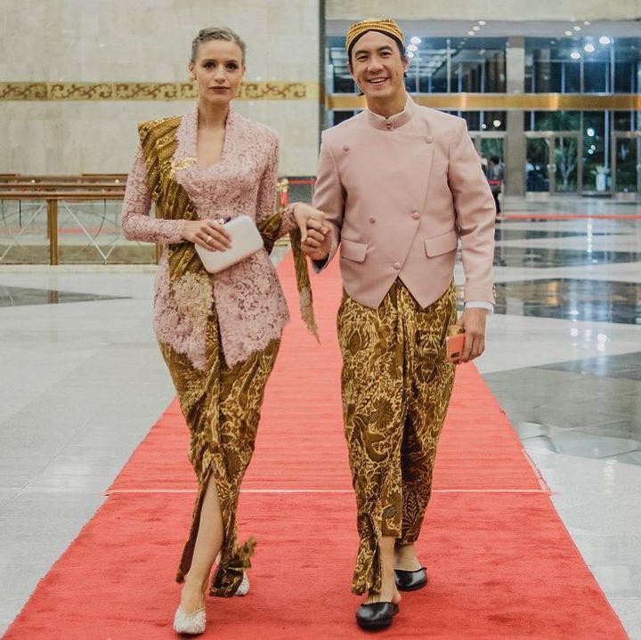 <p>Pakaian tradisional keduanya bernuansa pink pastel. Bagus ya, Bunda? (Foto: Instagram @vjdaniel)</p>