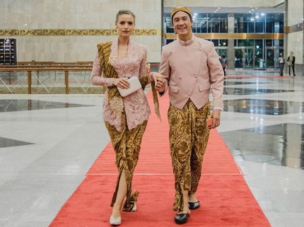 6 Potret Istri Bule VJ Daniel Pakai Kebaya, Cantik dan Anggun Bun
