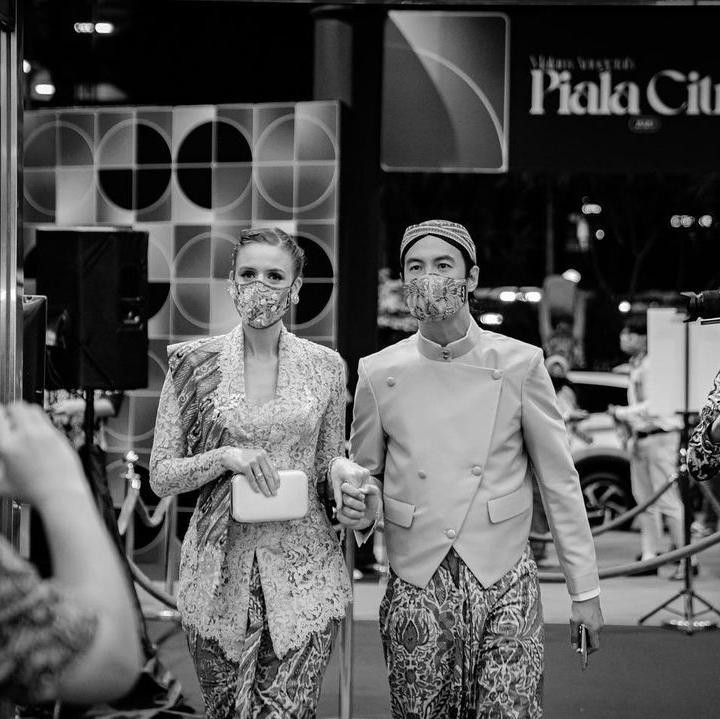 <p>Potret Viola mengenakan kebaya ini cukup mencuri perhatian netizen. Banyak yang bilang Viola cantik dan anggun, Bunda. (Foto: Instagram @vjdaniel)</p>