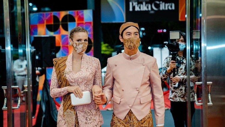Daniel Mananta dan Istri Berpakaian Adat Jawa