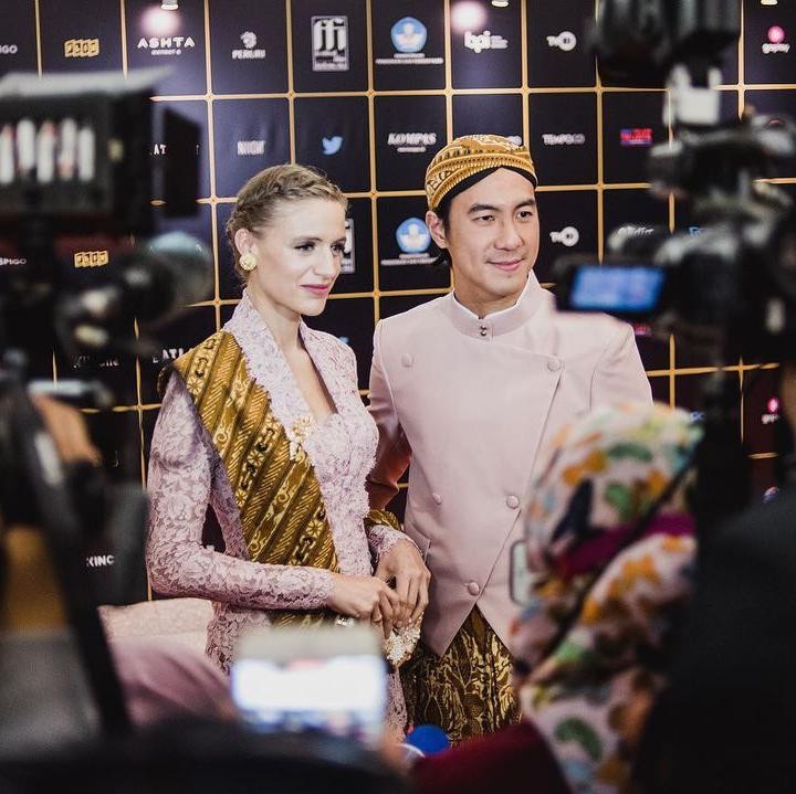 <p>Daniel Mananta dan istri bulenya, Viola Maria, menghadiri acara Festival Film Indonesia 2020 baru-baru ini. Keduanya mengenakan busana adat Jawa. (Foto: Instagram @vjdaniel)</p>