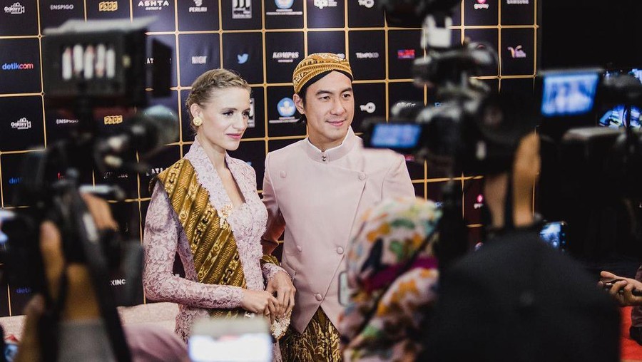 Daniel Mananta dan Istri Berpakaian Adat Jawa