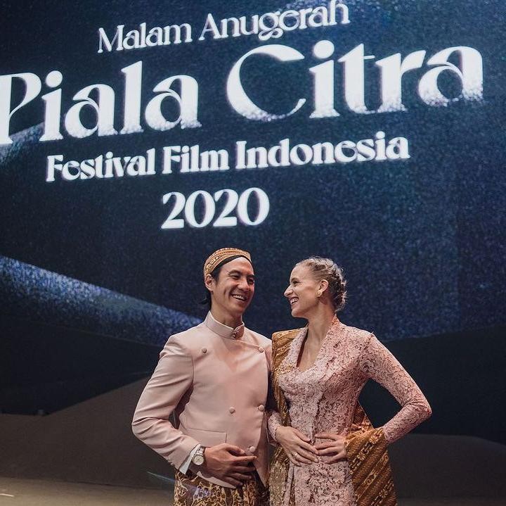 <p>Viola juga mengenakan selendang batik dengan motif yang sama dengan kain jariknya. Penampilannya dilengkapi dengan pouch kecil berwarna putih mutiara yang ia tenteng. (Foto: Instagram @vjdaniel)</p>