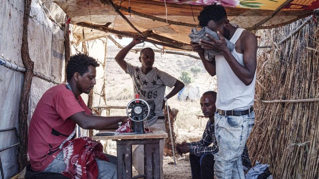 FOTO: Kisah Penjahit Ethiopia Perbaiki Baju Sesama Pengungsi