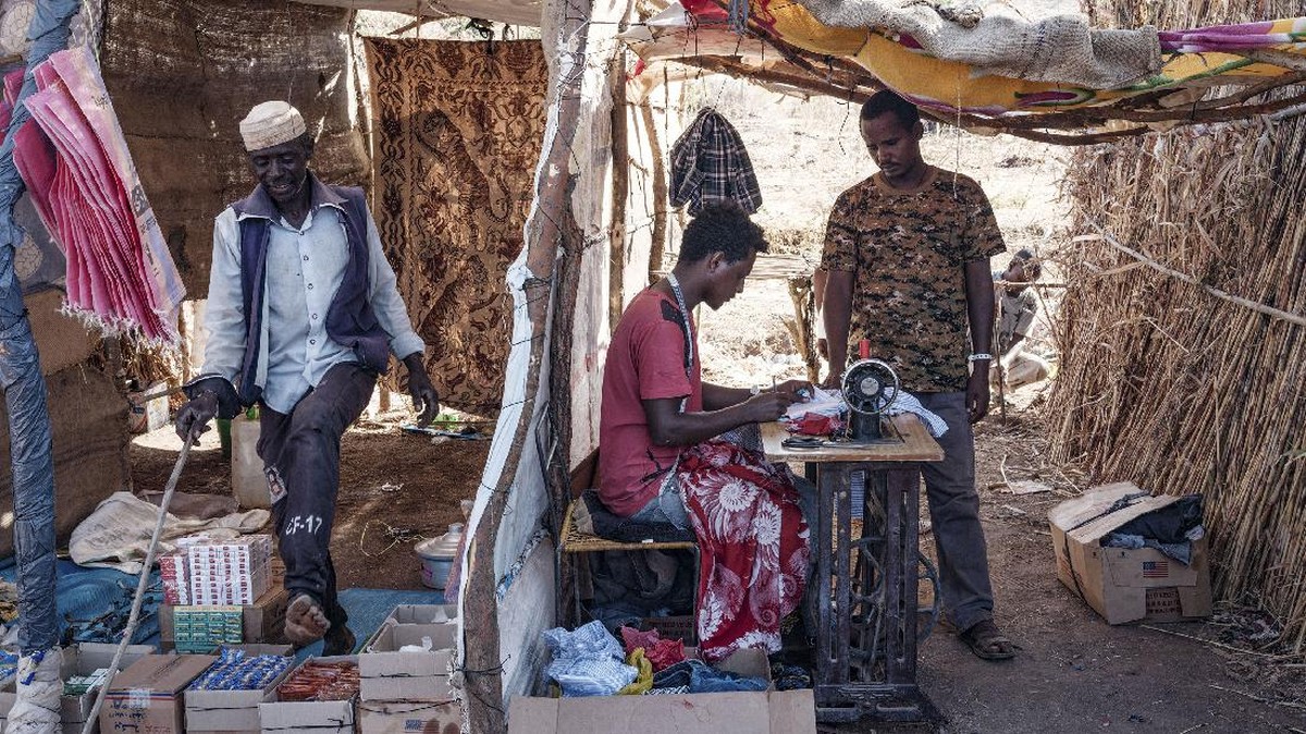 FOTO: Kisah Penjahit Ethiopia Perbaiki Baju Sesama Pengungsi