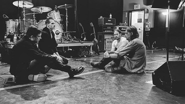 img-title Fans Minta Album, My Chemical Romance Malah Rilis Produk Kosmetik