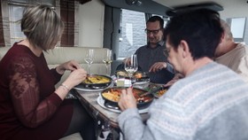FOTO: Sensasi Makan di Mobil Van ala Resto di Belgia