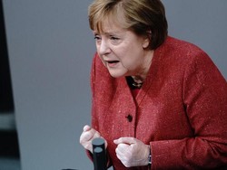 Sambil Memohon, Kanselir Angela Merkel Instruksikan Pembatasan Corona Ketat