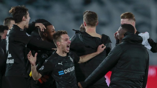 Skuad Borussia Monchengladbach membuat reaksi kocak setelah Inter Milan diimbangi Shakhtar Donetsk 0-0 di laga terakhir Grup B Liga Champions.