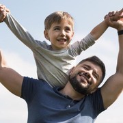 Suamiable, 3 Zodiak Pria Ini Penyayang dan Mudah Akrab dengan Anak Kecil!