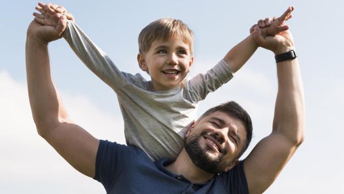 Suamiable, 3 Zodiak Pria Ini Penyayang dan Mudah Akrab dengan Anak Kecil!