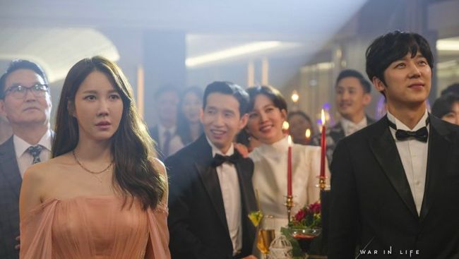 Trans TV akan menayangkan episode terbaru drama Korea The Penthouse 2 mulai Senin (22/3) pada pukul 18.00 WIB.