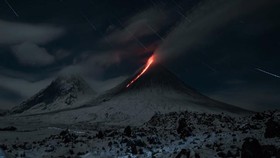 VIDEO: Gunung Api Tertinggi di Eurasia Meletus