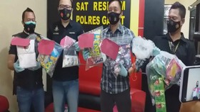 VIDEO: Polisi Gerebek Gudang Popok dan Pembalut Kedaluwarsa