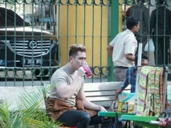 Ketahuan Minum Es di Pinggir Jalan, Verrel Bramasta Dipuji Netizen!