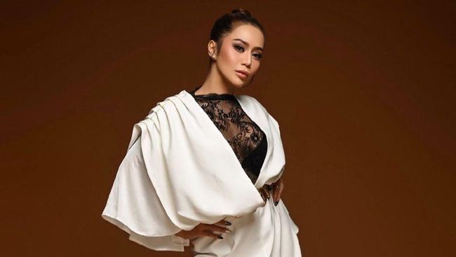 Mantap Cerai dari Sang Suami, Vicky Zainal Akui Masih Cinta