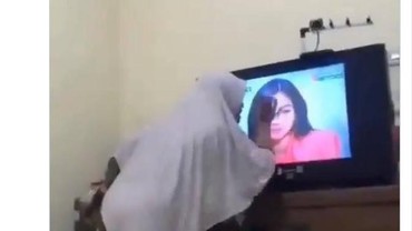 Kocak! Ibu Ini Terbawa Emosi hingga Pukul TV saat Nonton Sinetron