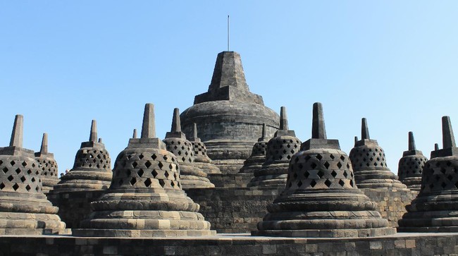 Ikatan Ahli Arkeologi Indonesia (IAAI) menolak rencana pemasangan chattra di Candi Borobudur yang kabarnya akan dilakukan pada 18 September mendatang.