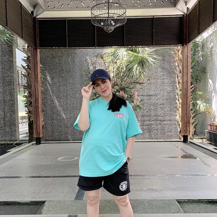 <p>Momo terlihat masih seperti ABG ya Bunda dengan outfit simpel seperti ini. (Foto: Instagram @therealmomogeisha)</p>