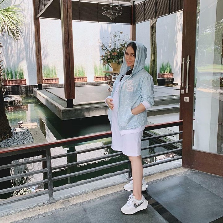 <p>Meskipun tampil sporty dan kasual, Momo masih terlihat feminin ya Bunda. Ditambah dengan <em>baby bump</em> yang semakin membesar. (Foto: Instagram @therealmomogeisha)</p>