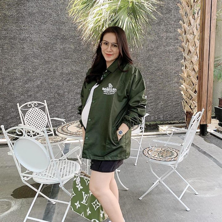 <p>Mengenakan coach jacket, Momo terlihat simpel tapi fashionable.(Foto: Instagram @therealmomogeisha)</p>